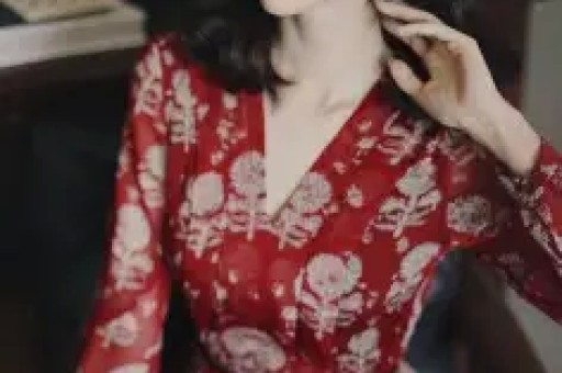 大爷参加浙江景区“上课偷吃大赛”一口没吃全程认真看书听课网友：仿若回到了自己还是孩子的时候如果这是真的就好了